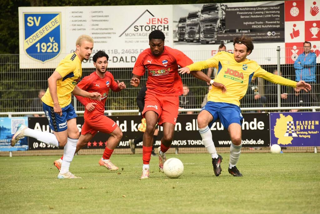 Denzel Imasün (Inter Türkspor Kiel) gegen Max Musci (SV Todesfelde). © 2025 Olaf Wegerich Denzel Imasün (Inter Türkspor Kiel) gegen Max Musci (SV Todesfelde). © 2025 Olaf Wegerich