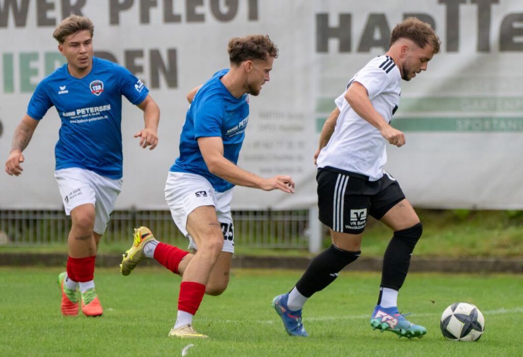 Noel Kurzbach (TSB Flensburg) verfolgt Lennart Busch (Heider SV). © 2026 Volker Schlichting Noel Kurzbach (TSB Flensburg) verfolgt Lennart Busch (Heider SV). © 2026 Volker Schlichting