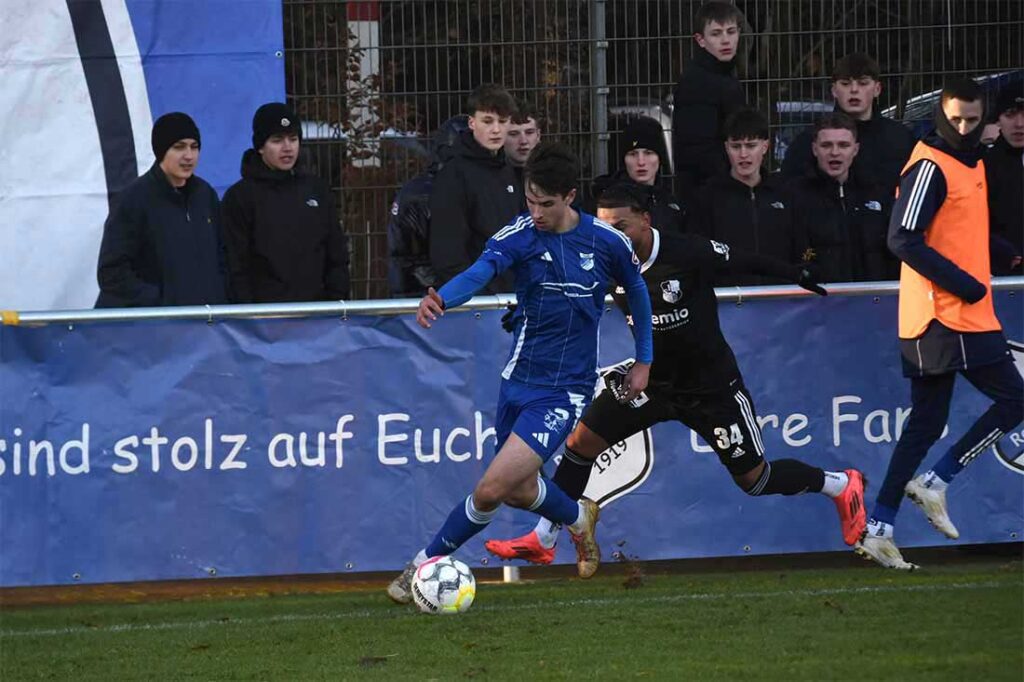 Justin Engemann (TuS Rotenhof) vor Azat Selcuk (Heider SV). @ 2024 Olaf Wegerich Justin Engemann (TuS Rotenhof) vor Azat Selcuk (Heider SV). @ 2024 Olaf Wegerich
