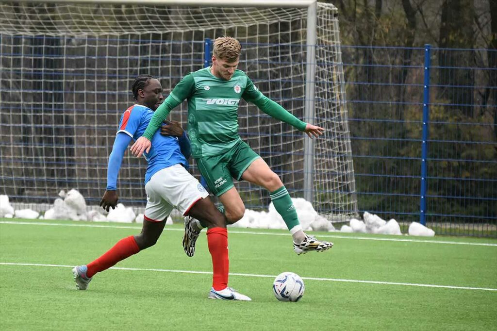 Derrick Dua (U 19 Holstein) versucht den agilen Nils Drauschke (PSV Neumünster) zu stoppen. © 2024 Olaf Wegerich Derrick Dua (U 19 Holstein) versucht den agilen Nils Drauschke (PSV Neumünster) zu stoppen. © 2024 Olaf Wegerich