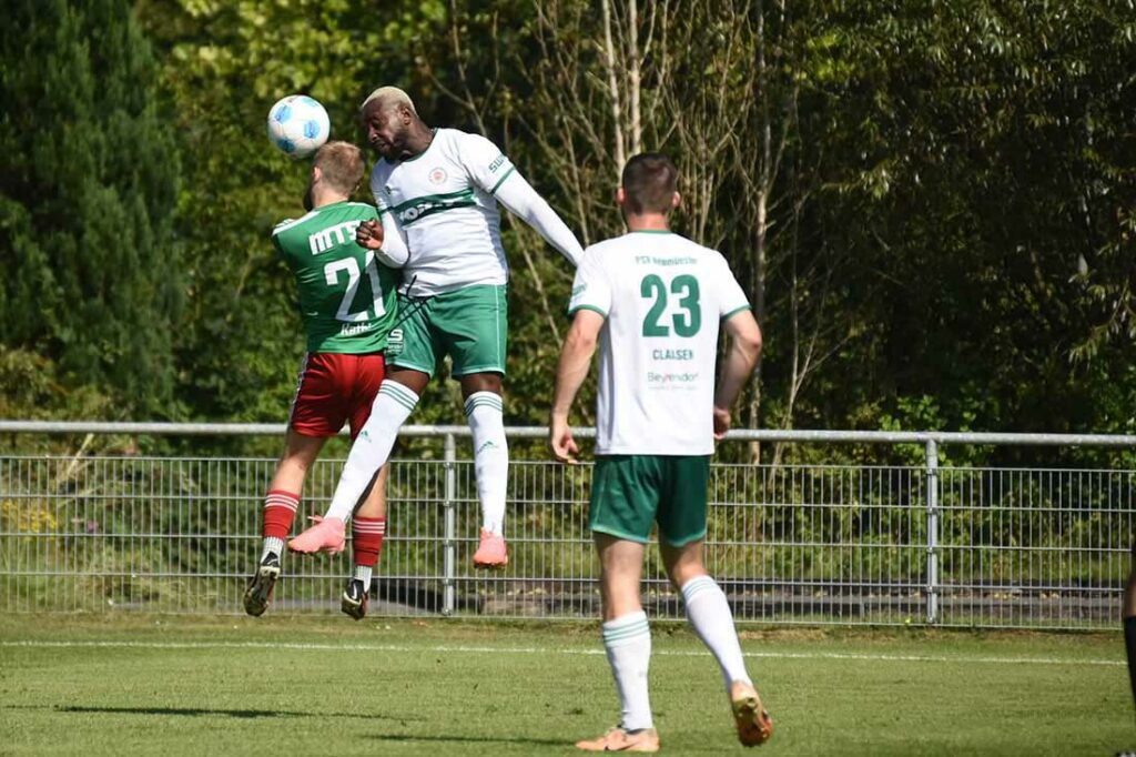 Jorit Rathje (MTSV) im Kopfballduell mit Grady Zinkondo (re., PSV). © Olaf Wegerich Jorit Rathje (MTSV) im Kopfballduell mit Grady Zinkondo (re., PSV). © Olaf Wegerich