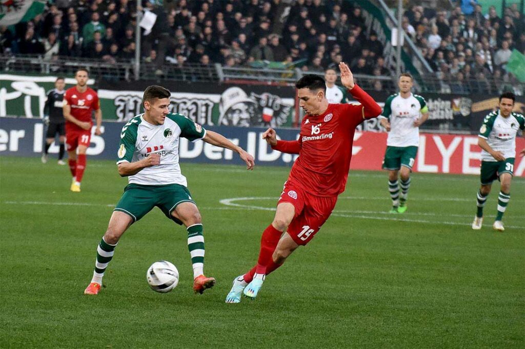 Marius Hauptmann (VfB Lübeck) gegen Anthony Caci (Mainz 05). © 2022 Olaf Wegerich Marius Hauptmann (VfB Lübeck) gegen Anthony Caci (Mainz 05). © 2022 Olaf Wegerich
