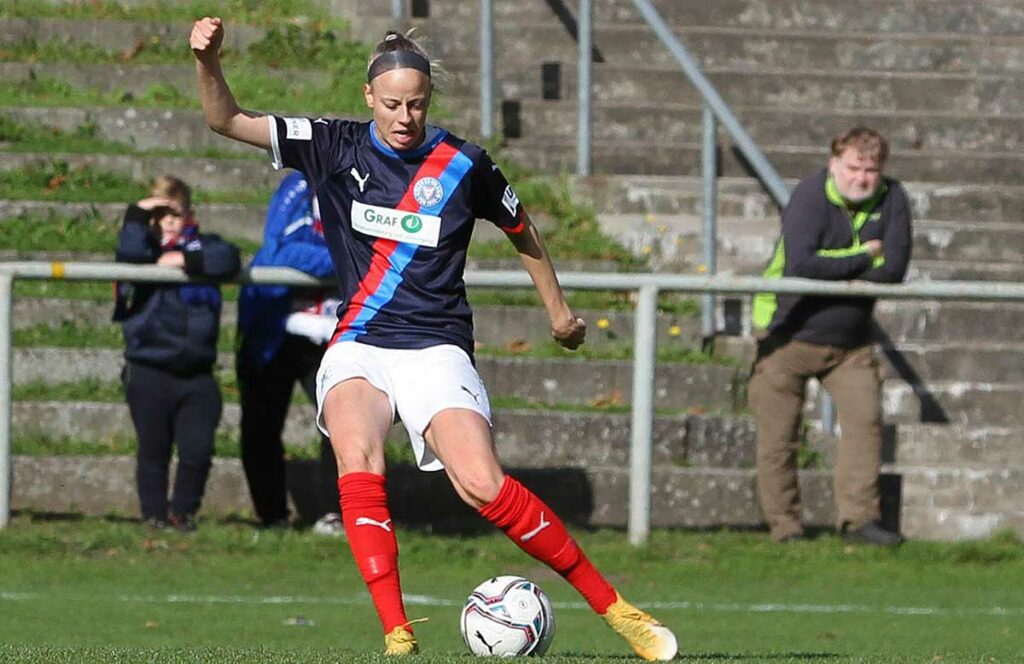 Luiza Zimmermann zeigte ihr Können als Freistoß-Expertin in Jesteburg (Szene aus dem Spiel gegen Buntentor). © Ismail Yesilyurt Luiza Zimmermann zeigte ihr Können als Freistoß-Expertin in Jesteburg (Szene aus dem Spiel gegen Buntentor). © Ismail Yesilyurt