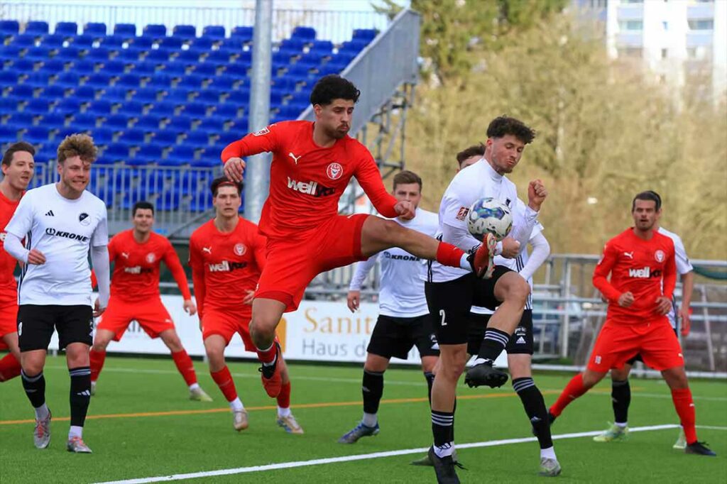 Salih Ramo (li., Kilia Kiel) sucht artistisch gegen Jonas Tepper das 2:0. © 2024 Ismail Yesilyurt Salih Ramo (li., Kilia Kiel) sucht artistisch gegen Jonas Tepper das 2-0. © 2024 Ismail Yesilyurt