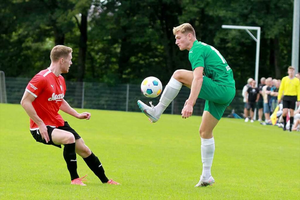 Marc Schwabe (re., TSV Klausdorf) verpasste sein 15. Saisontor. Links Mika Rosenthal (Rot-Schwarz Kiel). © 2023 Ismail Yesilyurt