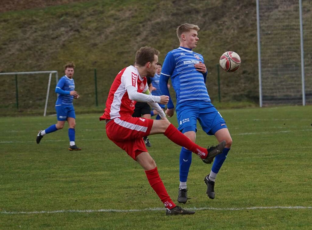 Hendrik Fleige (TSB Flensburg) versucht, das Zuspiel von Alexander Meyerfeldt (TSV Bordesholm) zu unterbinden. © 2023 Jacqueline Röder