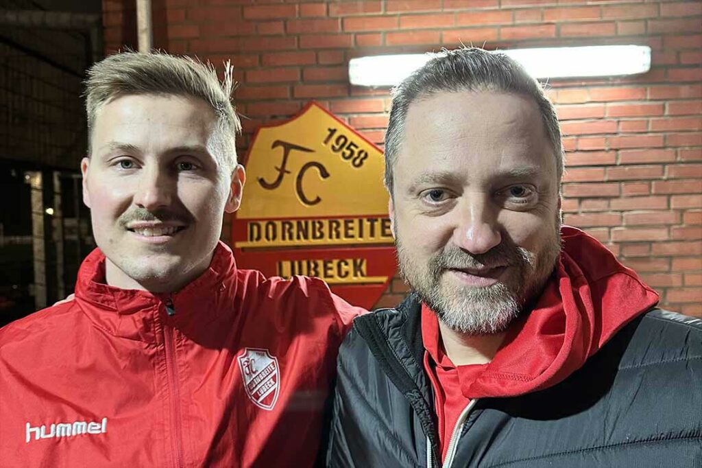 Tom Schmidt und Ligamanager Patrick König (FC Dornbreite Lübeck). © 2024 FC Dornbreite Lübeck Tom Schmidt und Ligamanager Patrick König (FC Dornbreite Lübeck). © 2024 FC Dornbreite Lübeck
