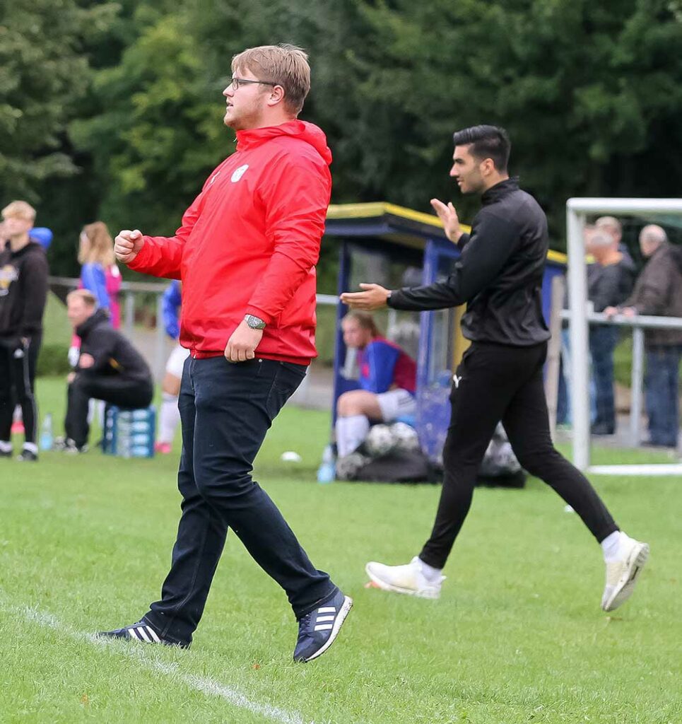 Trotz des 0:4 durfte Chefcoach Jannik Heitmann mit seinen tapferen U17-Juniorinnen ob der Prämissen hochzufrieden sein. Trotz des 0:4 durfte Chefcoach Jannik Heitmann mit seinen tapferen U17-Juniorinnen ob der Prämissen hochzufrieden sein.