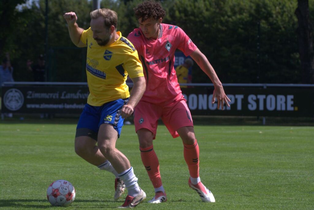 Jan-Marc Schneider (Todesfelde) gegen Egor Greber (Werder U23). © 2026 Olaf Wegerich Jan-Marc Schneider (Todesfelde) gegen Egor Greber (Werder U23). © 2026 Olaf Wegerich