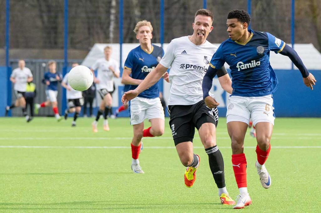 Jonah Gieseler (Heider SV) gegen Ikem Ugoh (Holstein Kiel II). © 2026 Volker Schlichting Jonah Gieseler (Heider SV) gegen Ikem Ugoh (Holstein Kiel II). © 2026 Volker Schlichting