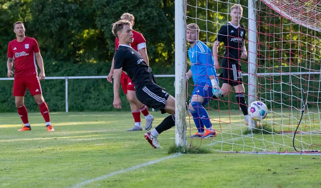 Thede Reimers (Heider SV) traf später selbst zum 3:0. © 2025 Volker Schlichting Thede Reimers (Heider SV) traf später selbst zum 3:0. © 2025 Volker Schlichting