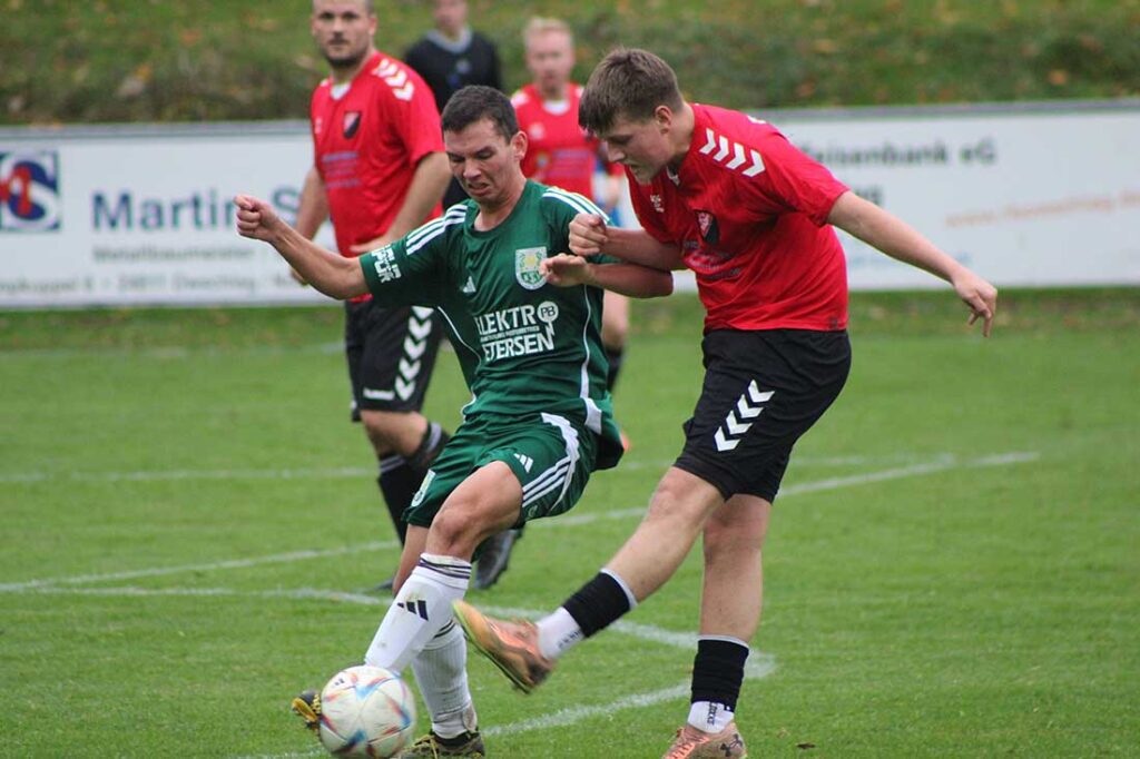 Marc Pohlmann Till Schröder (li., Brekendorfer TSV) -Torschütze zum 2:0. © 2024 Sophie Geppert Marc Pohlmann Till Schröder (li., Brekendorfer TSV) -Torschütze zum 2:0. © 2024 Sophie Geppert