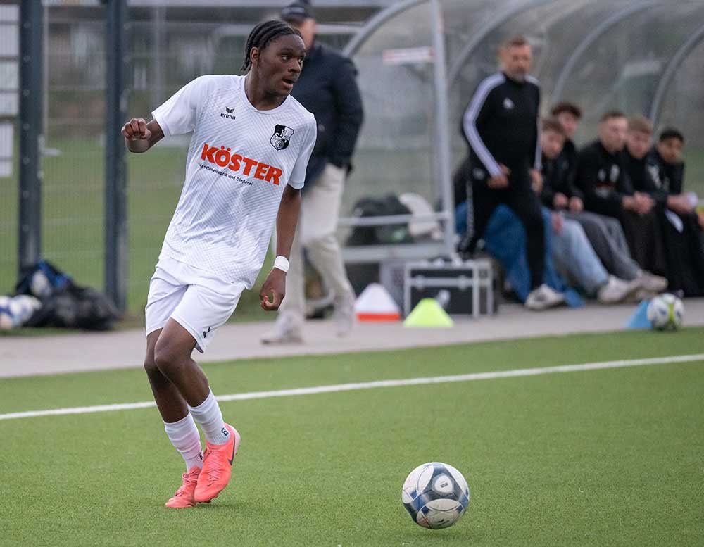 Elian Mulopo (Heider SV U23) eröffnete den Torreigen. © 2025 Volker Schlichting Elian Mulopo (Heider SV U23) eröffnete den Torreigen. © 2025 Volker Schlichting