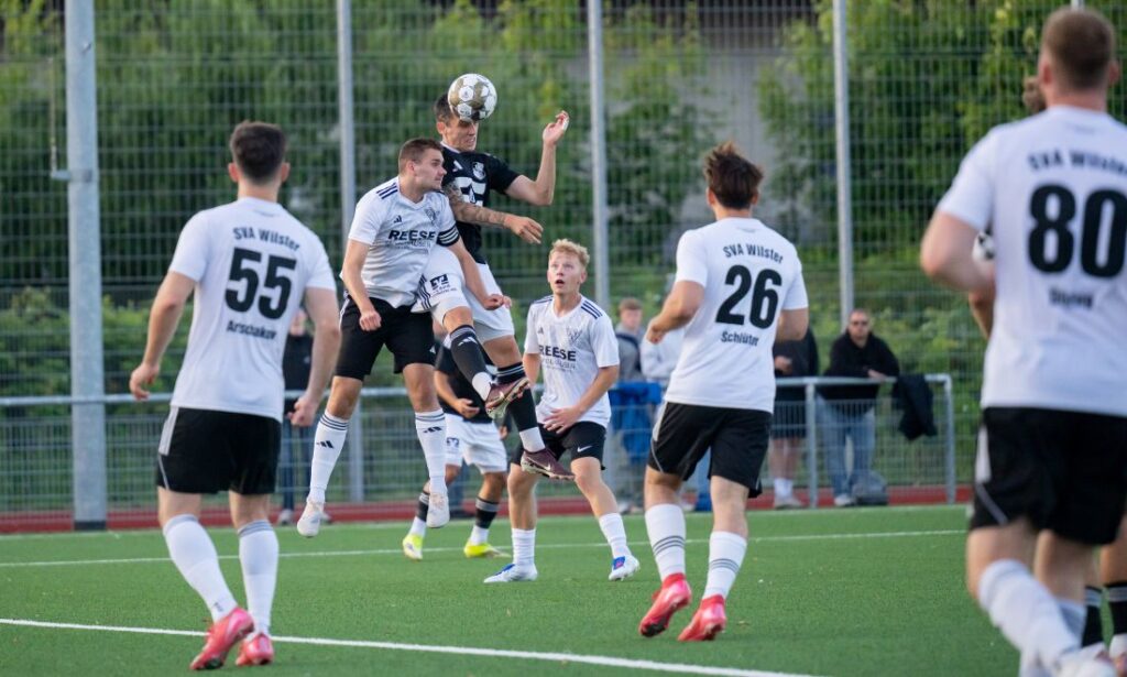 Nico Wirtz (Alemannia Wilster) gegen Mika Kieselbach (Heider SV). © 2026 Volker Schlichting Nico Wirtz (Alemannia Wilster) gegen Mika Kieselbach (Heider SV). © 2026 Volker Schlichting