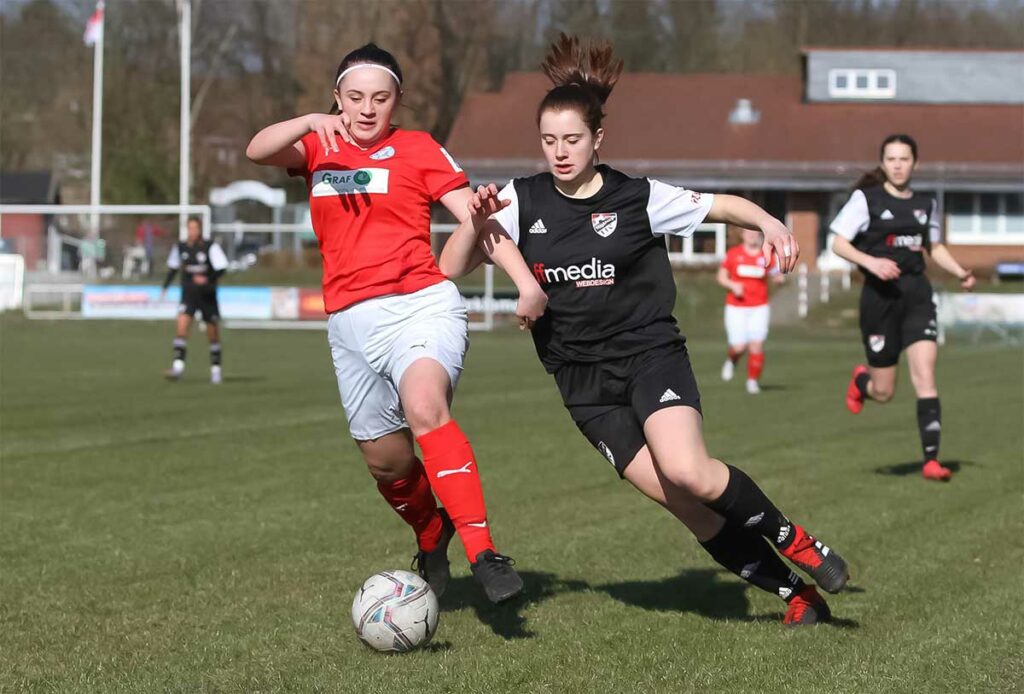 Samantha Fritzler (li., Holstein Kiel), die als zentrale Stürmerin gute Ansätze zeigte, gegen Vanessa Heinze (Magdeburger FFC)