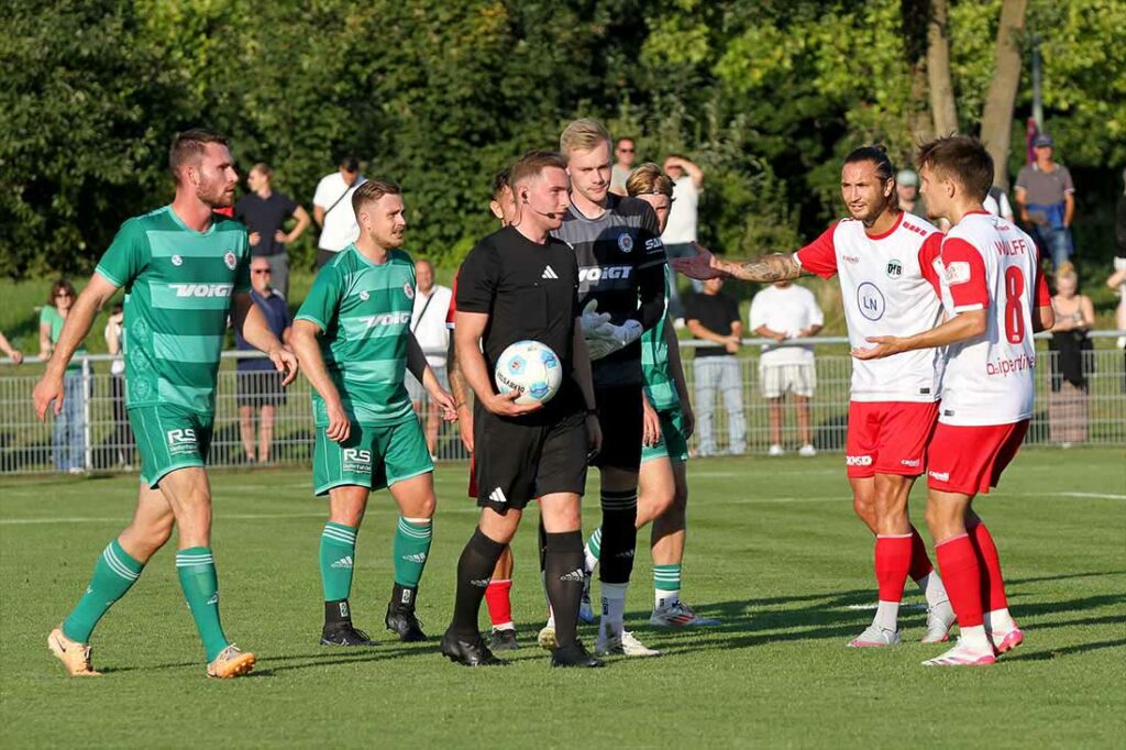 Schiedsrichter Jan-Ole Ehlers annulliert das 1:0 durch Jorik Wulff (re., VfB Lübeck). © 2024 Ismail Yesilyurt Schiedsrichter Jan-Ole Ehlers annulliert das 2-1 durch Jorik Wulff (re., VfB Lübeck). © 2024 Ismail Yesilyurt