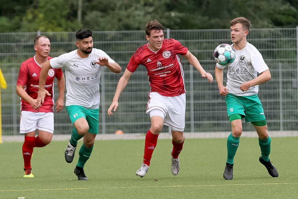 David Wagner (Gettorfer SC), flankiert von Driton Gashi (li.) und Jonas Hilmer (Klausdorf), musste 2022 noch mehr Verantwortung übernehmen. © Ismail Yesilyurt