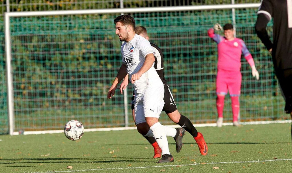 Mit viel Bock guten Rock auf dem Platz spielen, das kann Gökhan Kocaoglu (vorne). Mit viel Bock guten Rock auf dem Platz spielen, das kann Gökhan Kocaoglu (vorne). Foto: Ismail Yesilyurt