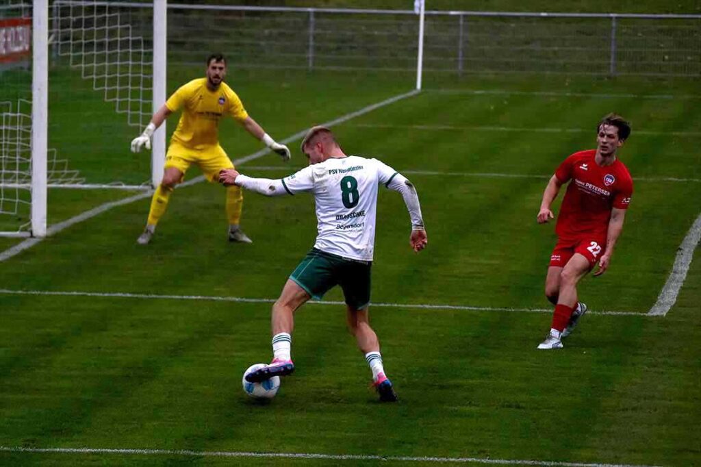 Nils Drauschke (PSV) in guten Position gegen Torhüter Rico Nommensen und Maximilian Stephan (TSB). © 2024 Olaf Wegerich