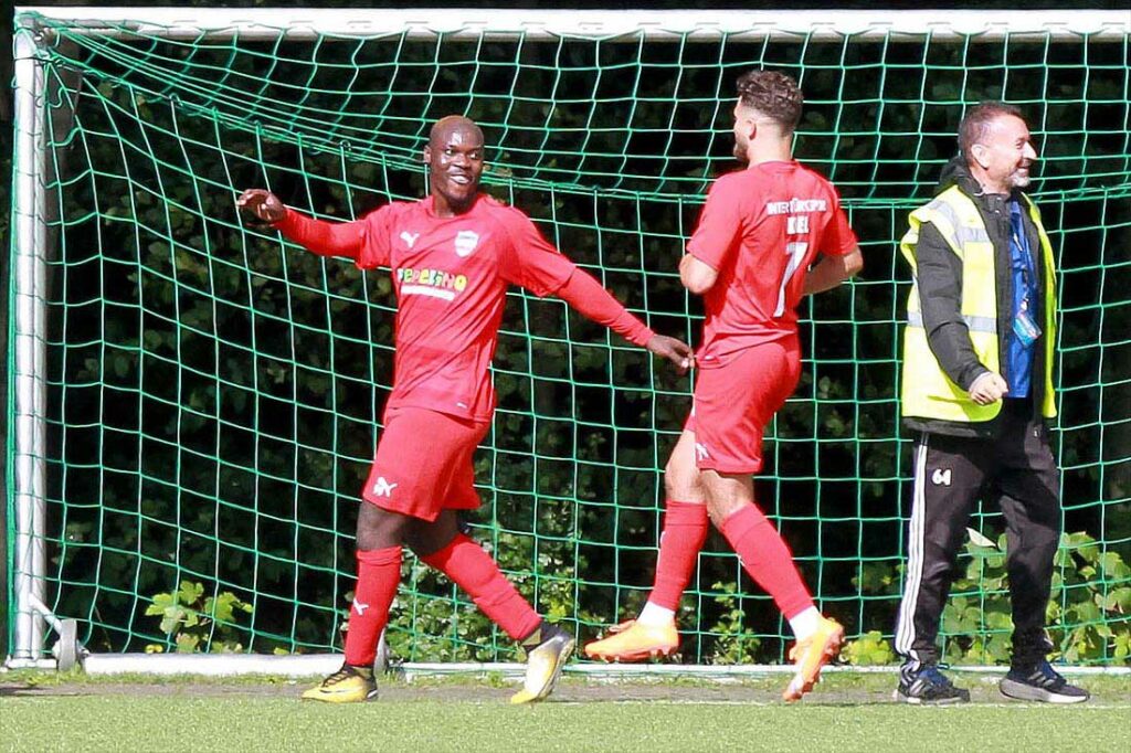 Gleich drei Mal durfte sich Ola Adesanya (li., Inter Türkspor Kiel) beim 4-2 beim TSV Bordesholm in der Flens-Oberliga freuen. © 2023 Ismail Yesilyurt