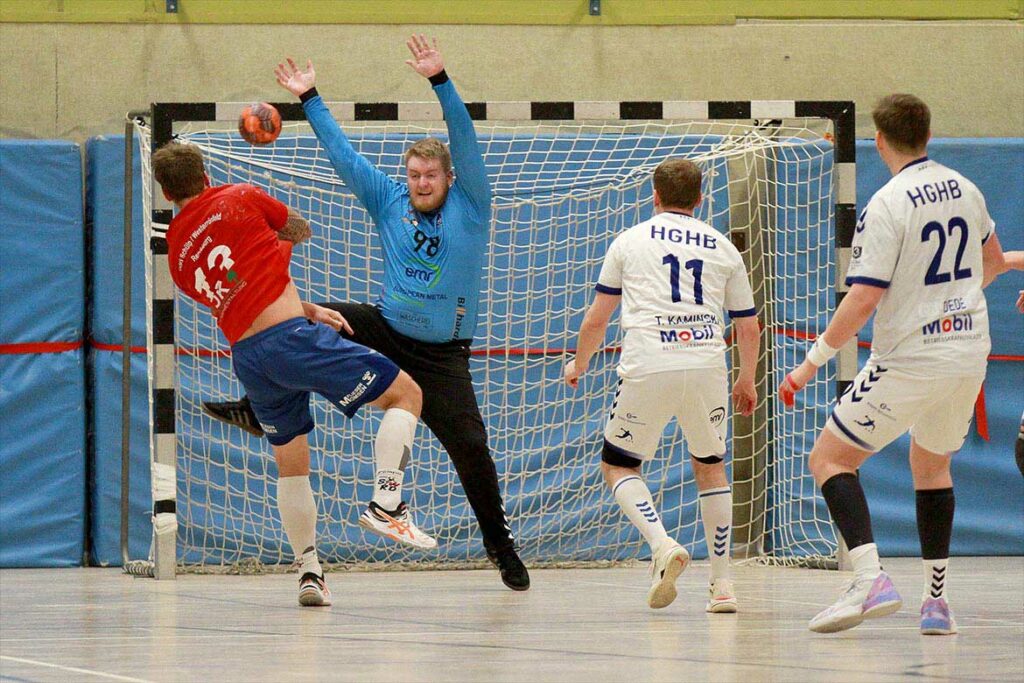 Hier hat Henri Wommelsdorf wieder seine Hände im Spiel. Den gut geworfenen Ball von Kjell Köpke wehrt Barmbeks Torwart ab. © 2023 Ismail Yesilyurt