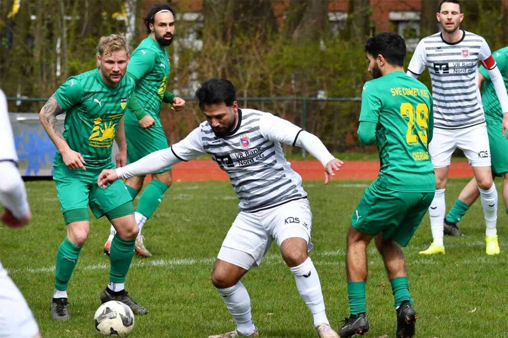 David Harutjunjan (TSV Friedrichsberg-Busdorf) zwischen Frank Milbradt (li.) und Yasin Cheriag (SVE Comet Kiel). © 2026 Jörg Moritz