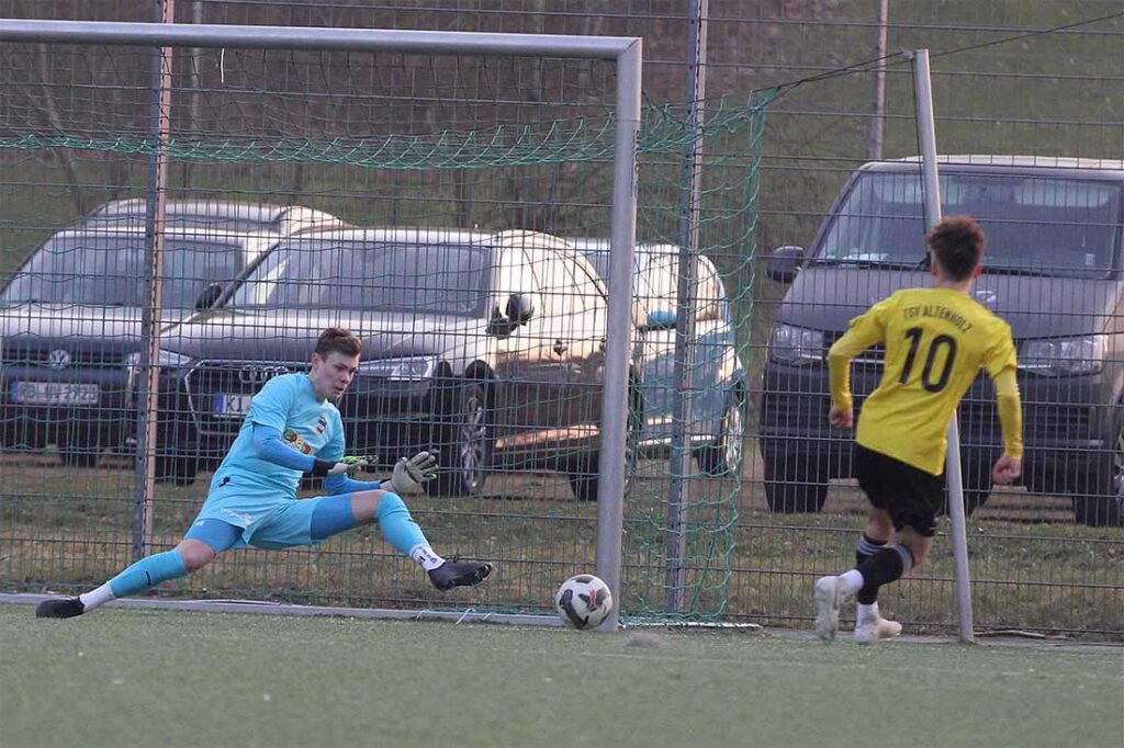 Hochkaräter Für Fabian Feißt zum 1-0 für den TSV Altenholz, doch Lukas Hoop (Inter Türkspor Kiel) ahnt die Ecke. © 2025 Ismail Yesilyurt