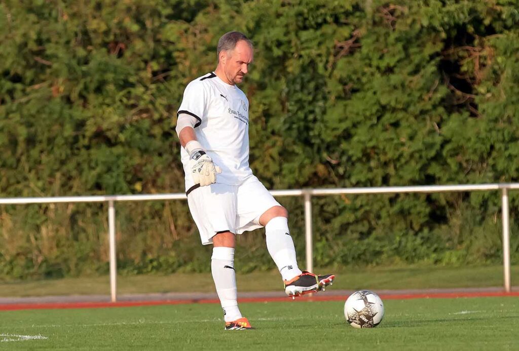 Als Keeper performte Thomas Bohrmann (Probsteier SG) stets gut, das hat sich auf die Aufgabe als Trainer abgefärbt. © 2024 Ismail Yesilyurt Keeper Thomas Bohrmann (Probsteier SG) macht aktuell auch auf dem Feld eine gute Figur. © 2024 Ismail Yesilyurt
