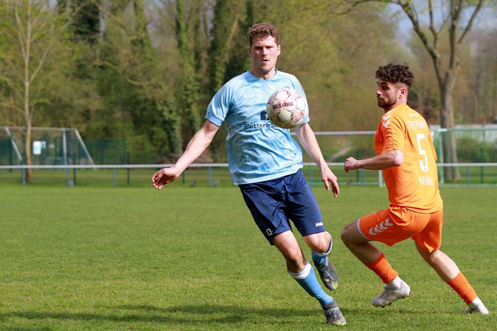 Ole Sellmer (Suchsdorfer SV) am Ball gegen Danny Brack (SVG Pönitz. © 2026 Ismail Yesilyurt Ole Sellmer (Suchsdorfer SV) am Ball gegen Danny Brack (SVG Pönitz. © 2026 Ismail Yesilyurt