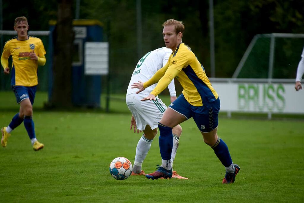 Niklas Stehnck (SV Todesfelde) leitet einen schnellen Angriff ein. © 2022 Olaf Wegerich Niklas Stehnck (SV Todesfelde) leitet einen schnellen Angriff ein. © 2022 Olaf Wegerich