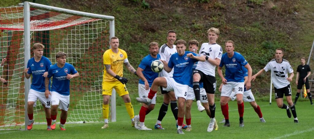 Alton Zymeraj (5, TSB Flensburg) bringt die Gastgeber in Front. © 2026 Volker Schlichting. Alton Zymeraj (TSB Flensburg) ist vor Hendrik Fleige (Heider SV) am Ball. © 2026 Volker Schlichting.