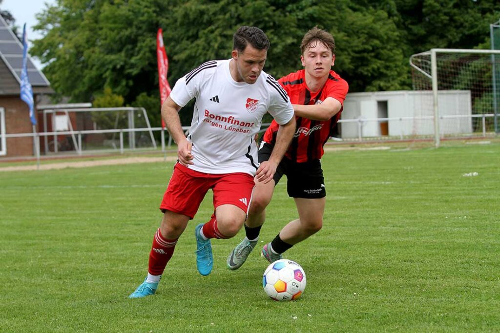 Malik Ferhat (TSV Flintbek) hat sich den Ball von Jorve Steffen (Probsteier SG) geholt. © 2025 Ismail Yesilyurt Malik Ferhat (TSV Flintbek) hat sich den Ball von Jorve Steffen (Probsteier SG) geholt. © 2025 Ismail Yesilyurt