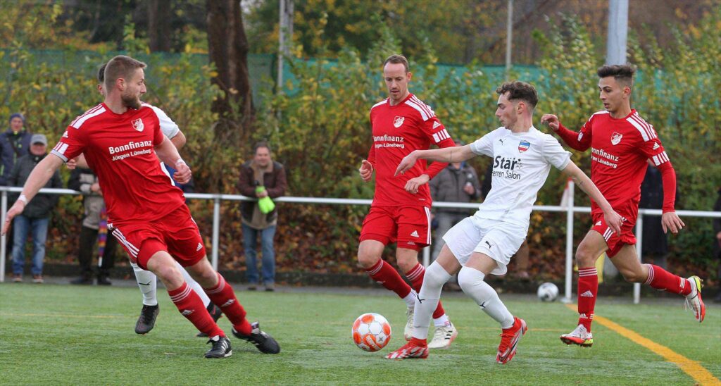 Inters Offensivbemühungen wurden vom TSV stark eingeschränkt - Andreas Büssau, Moritz Hübner und Burak Özcan kreisen Emin Tanrikulu ein. ©Ismail Yesilyurt