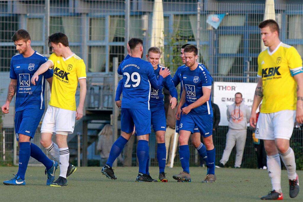 Alles okay bei der SG - Tim Schümann (re. von Marvin Bahn (29)) hat die Entscheidung zum 3-1 erzielt. Alles kommt anders als man denkt. © 2022 Ismail Yesilyurt