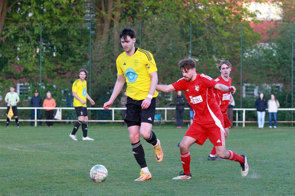 Mittelfeld-Stabilisatoren gegeneinander - Jakob Mathea (TSV Altenholz) gegen Bennet Schmidt (re., Kieler MTV). © 2026 Ismail Yesilyurt