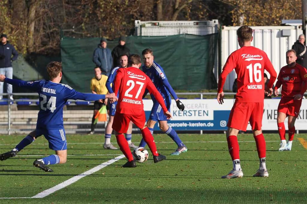 Yannik Jakubowski (Kilia Kiel) at work mit dem 1:0 gegen Eidertal nach Zuspiel von Julius Alt (hinten) aus 6 Metern. @ 2024 Ismail Yesilyurt