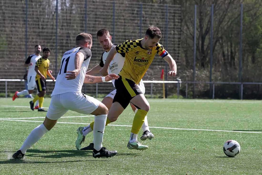 Marvin Bruhn (in gelb, Frisia Risum-Lindholm) hat einen guten Lauf in dieser Saison. © 2025 Ismail Yesilyurt Spielführer Marvin Bruhn (Frisia Risum-Lindholm). © 2025 Ismail Yesilyurt