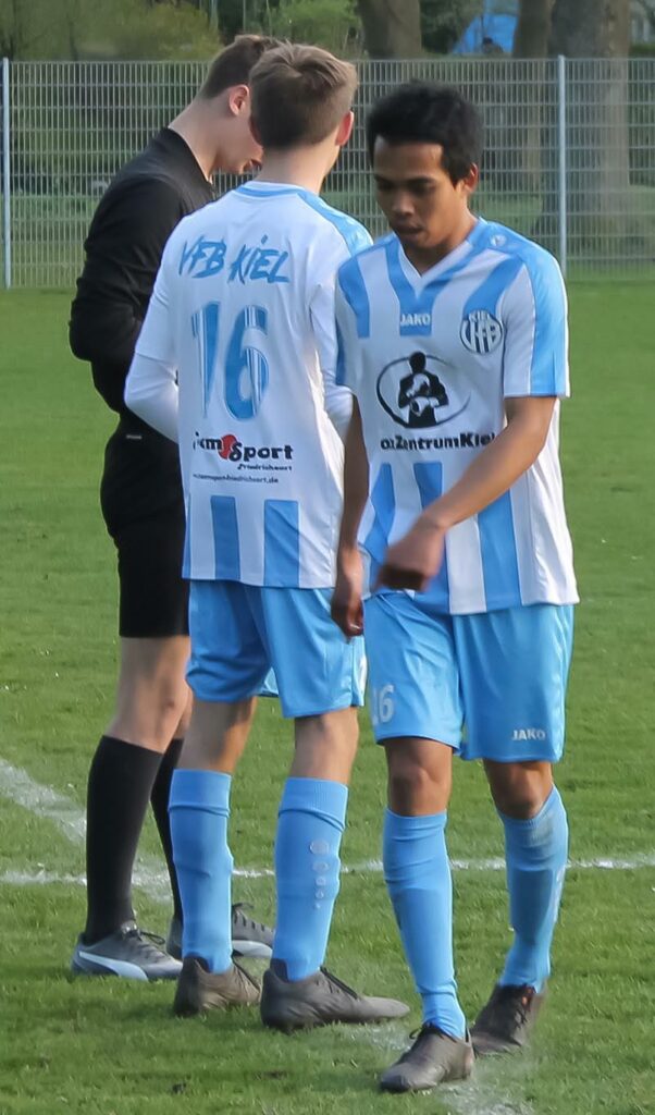 Comeback - nach langer Verletzungspause wird Jaret Frahm (16) für den Torschützen Thanatorn Rermsongnern eingewechselt. Assistent Philipp Timm notiert es. © hfr