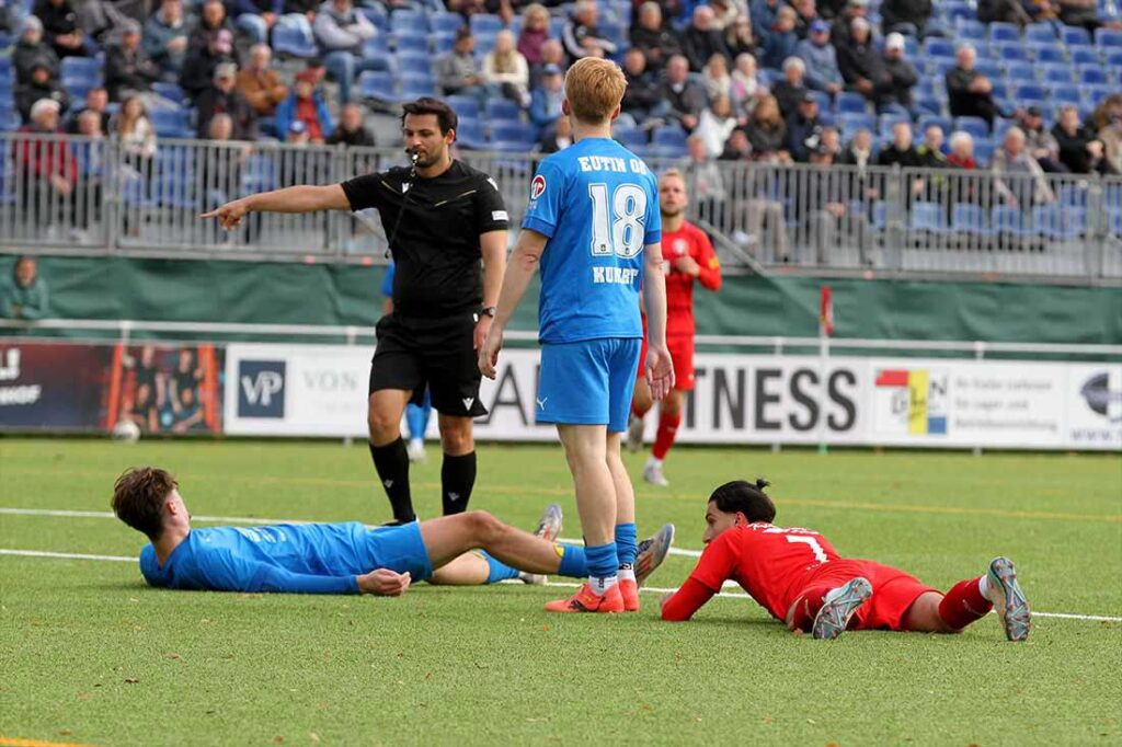 Dajinder Pabla zeigt auf den Punkt. Philip Kunert (18, Eutin) hat Berat Ayyildiz (re., auf dem Bauch) gefoult. © 2024 Ismail Yesilyurt