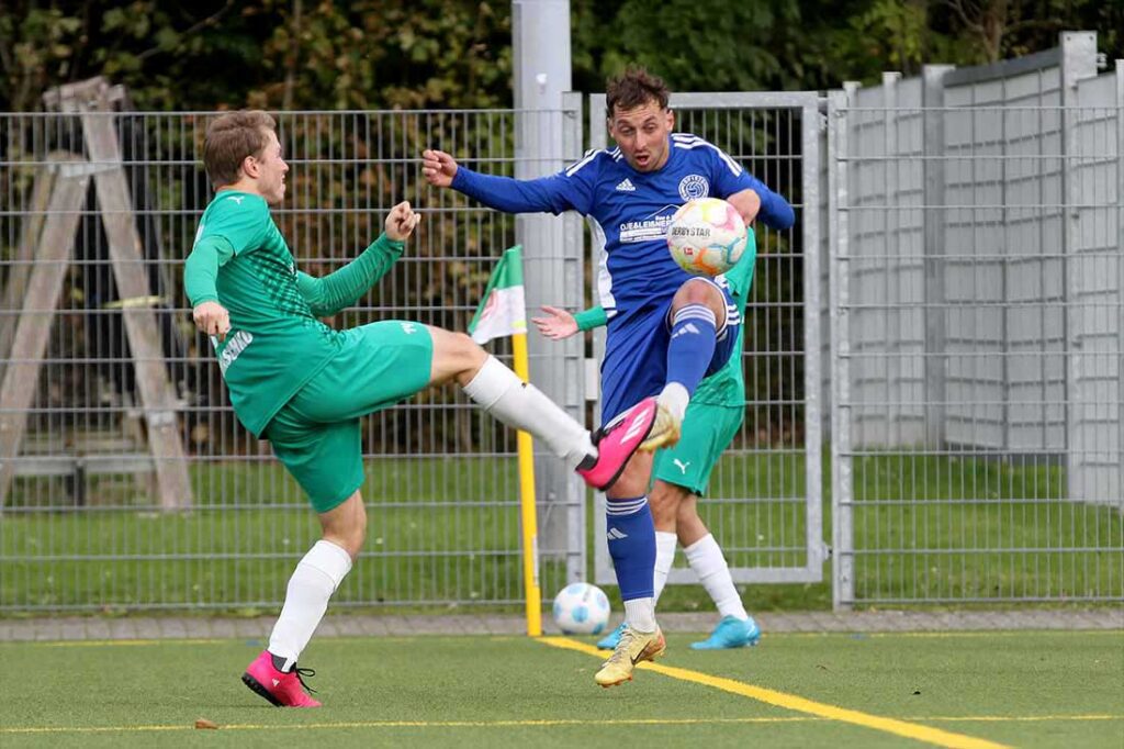 Rantrums Flügelflitzer Damian Krause (re.) verkürzte auf 1:2. © Ismail Yesilyurt Stian Waschko (li., TSV Klausdorf) gegen Damian Krause (TSV Rantrum). © 2024 Ismail Yesilyurt