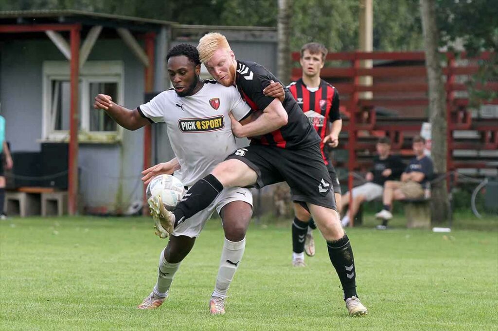 Die Kropper Defensive kümmerte sich liebevoll und resolut um die Kieler Offensive - hier Jark Decker (re.) gegen Chima Iheagwaram (Rot-Schwarz Kiel). © 2024 Ismail Yesilyurt