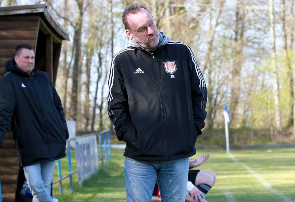 Nichts zu grummeln hatte der 56-jährige Chefcoach Frank Knocke (MTV Dänischenhagen). Seine Rekord-Oldie-Elf zeigte ansehnlichen Fußball. © 2023 Ismail Yesilyurt