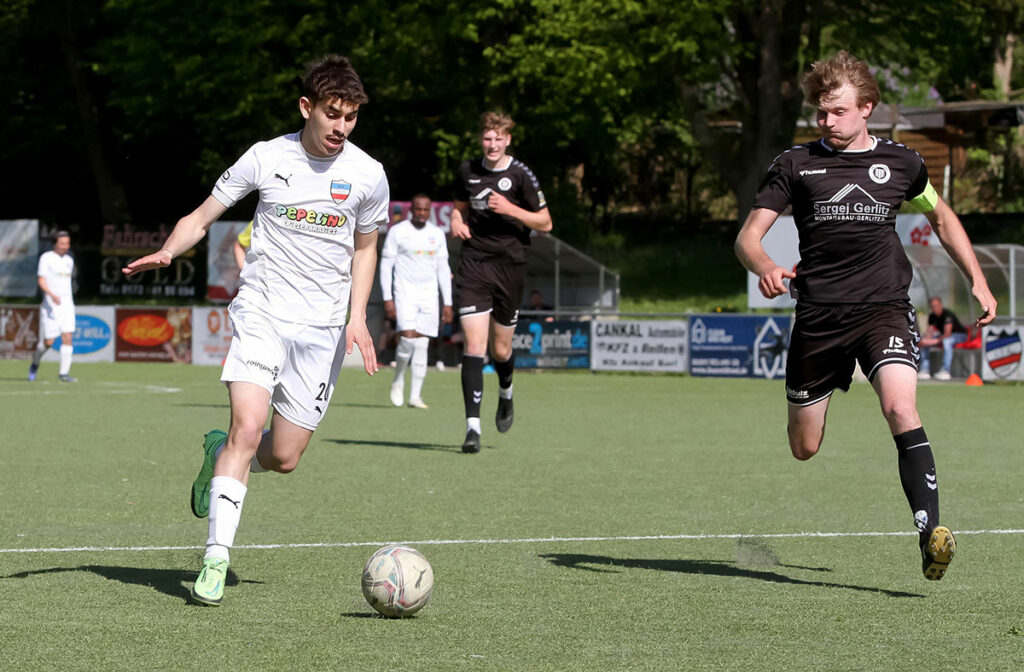 Andoni Pena (li.) kommt im Spiel gegen den TSV Pansdorf zu einer Torchance. Andoni Pena (li.) kommt im Spiel gegen den TSV Pansdorf zu einer Torchance. © Ismail Yesilyurt