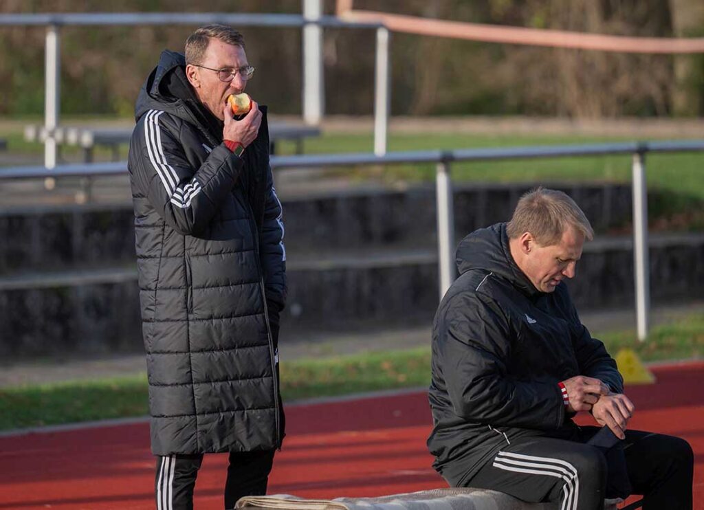 Schwierige sportliche Phase für Markus Wichmann (Heider SV) und Co-Trainer Tobias Dau (re.). © 2025 Volker Schlichting Markus Wichmann (Heider SV) und sein sitzender Co-Trainer Tobias Dau.jpg © 2025 Volker Schlichting