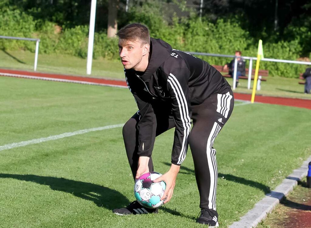 Frederick Asmussen (TSV Altenholz) hätte gerne ein Remis gesehen, mit dem Ball im GSC-Tor. Frederick Asmussen (TSV Altenholz) hätte gerne ein Remis gesehen, mit dem Ball im GSC-Tor. © Ismail Yesilyurt