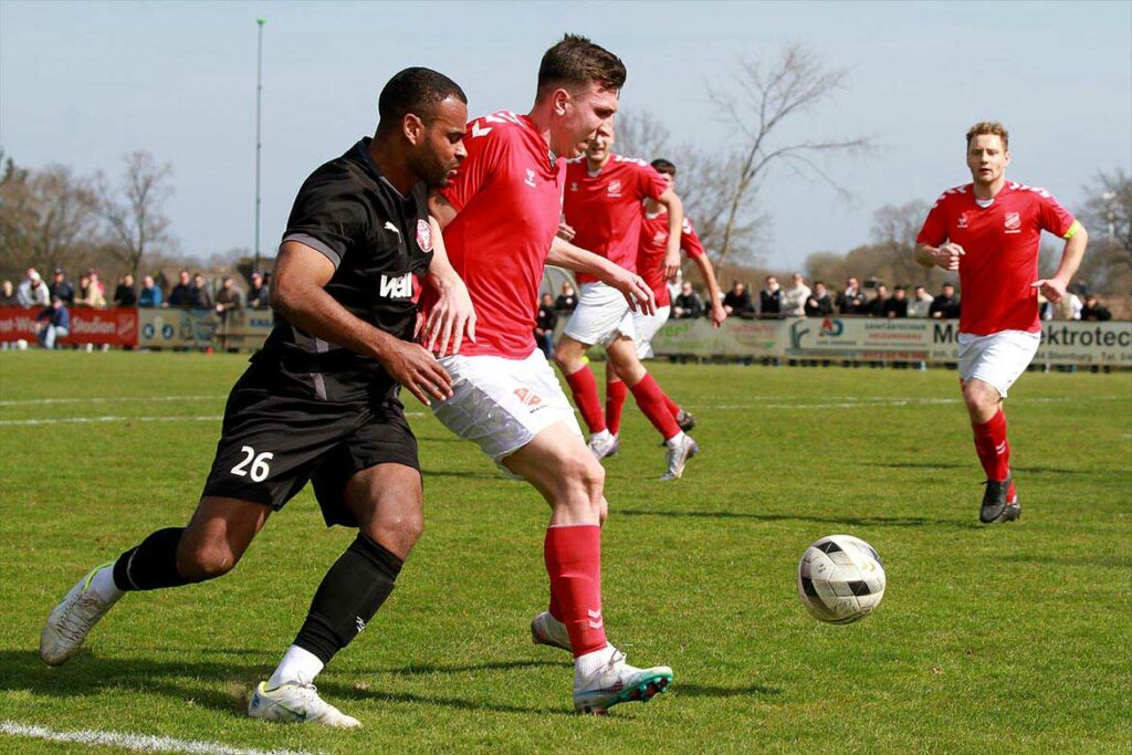 Zwei Offensispieler im Eicheder Strafraum - Evgenij Bieche (re, SV Eichede) schirmt den Ball vor Benjamin Petrick (Kilia Kiel) ab. © 2023 Ismail Yesilyurt