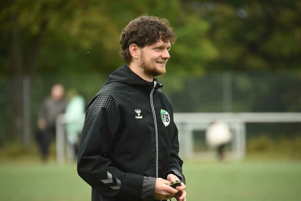 Trainer Dominik Toschka (VfB Lübeck II) hätte aufgrund der Chancen in Hälfte zwei gerne einen Sieg gesehen. © 2023 Olaf Wegerich