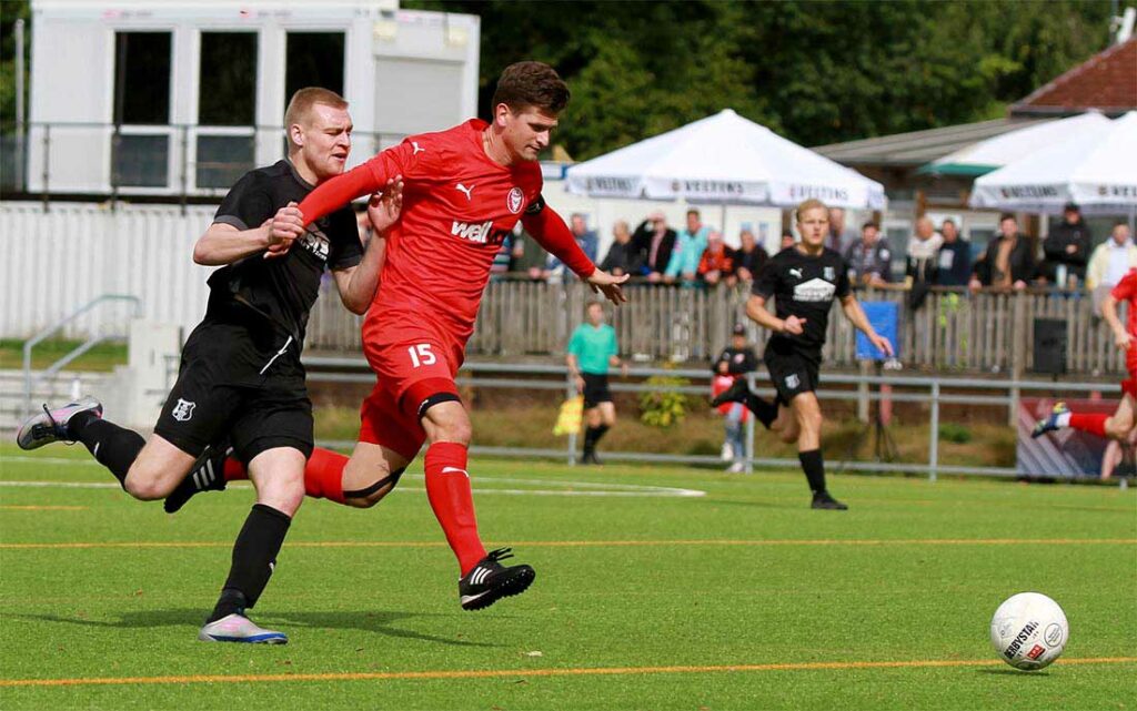 Rekonvaleszent Florian Foit (li., FC Kilia Kiel), der der Kilia-Defensive mehr Stabilität verlieh, schirmt Laufweg und Ball vor Malte Clausen (Eckernförder SV) ab. Quelle: Ismail Yesilyurt