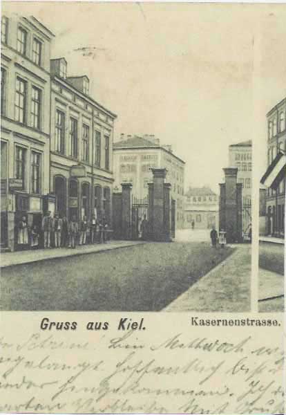 Blick von der Karlstraße durch die kurze Kasernenstraße zum Kasernentor. Hier kassierte Holstein Kiel zum ersten Mal Eintrittsgeld. © 2025 Stadt Kiel Blick von der Karlstraße durch die kurze Kasernenstraße zum Kasernentor. Hier kassierte Holstein Kiel zum ersten Mal Eintrittsgeld.