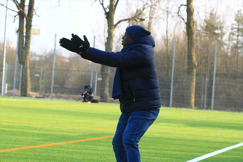 Bewegung tut bei der Kälte gut - Coach Christian Adigo (Phönix Lübeck) ist im ersten Abschnitt viel unterwegs. © 2024 Ismail Yeslyurt